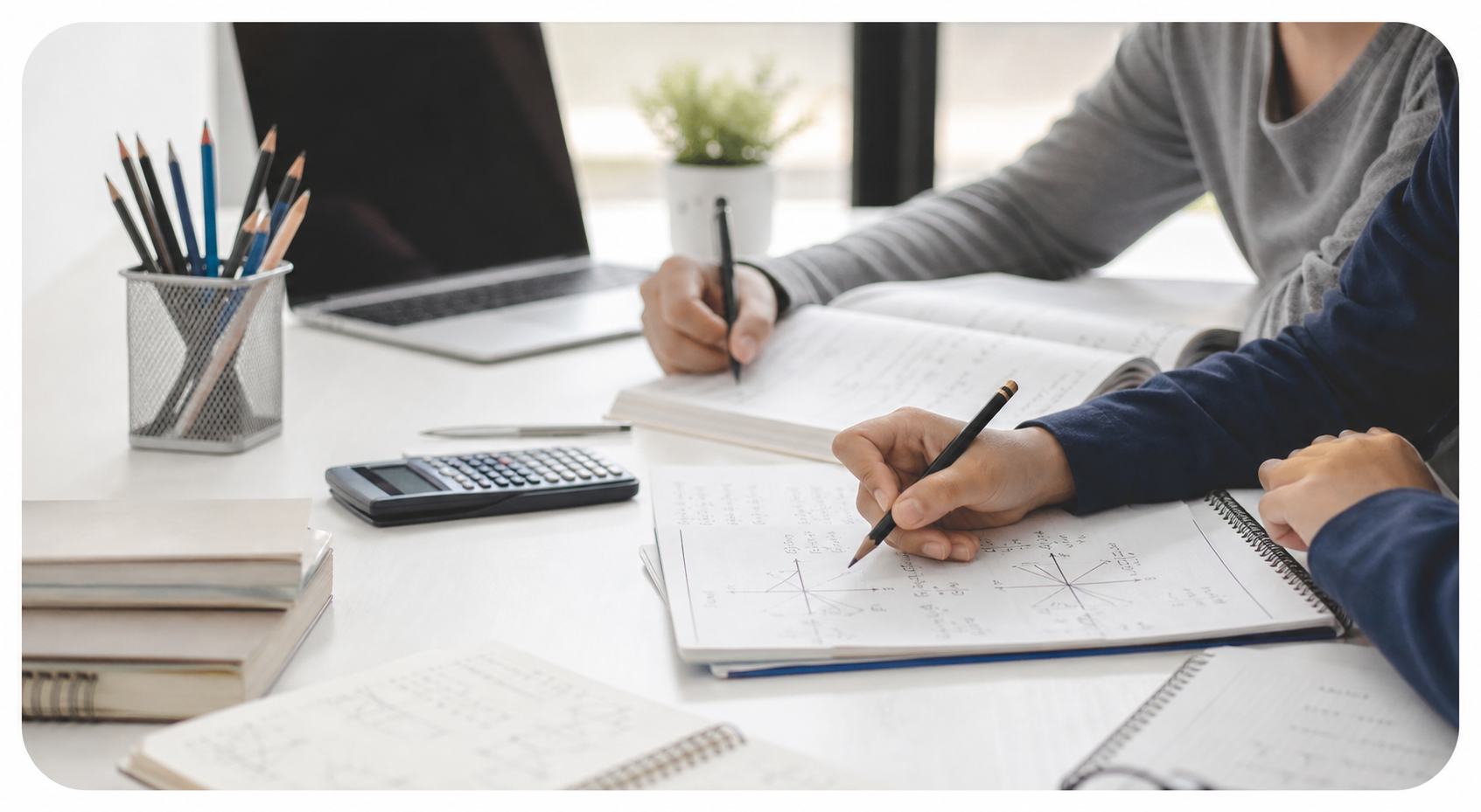 Caiete, instrumente de scris și exerciții de matematică într-o ședință de meditații